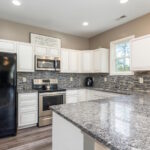 Un frigo américain noir dans ma cuisine